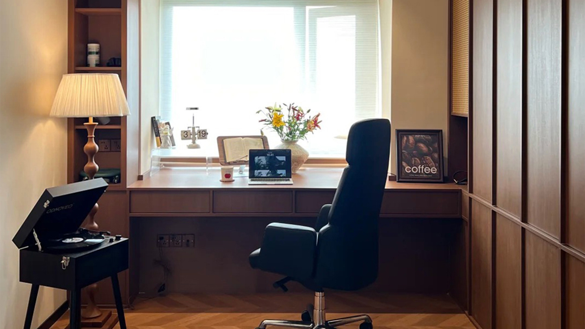 中古風(fēng)|暖調(diào)木紋空間，古典柱式點綴時光溫柔流轉(zhuǎn)