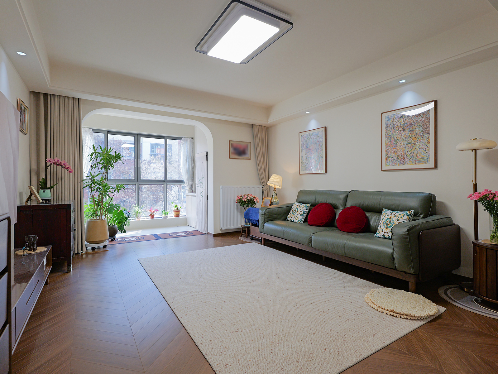 現(xiàn)代簡(jiǎn)約居：暖調(diào)軟裝襯質(zhì)感 輕簡(jiǎn)里藏溫馨